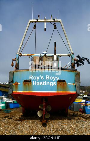 Roy's Boys bateau de pêche sur la plage de Slade shingle, Hastings, East Sussex, Angleterre, Royaume-Uni Banque D'Images