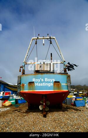 Roy's Boys bateau de pêche sur la plage de Slade shingle, Hastings, East Sussex, Angleterre, Royaume-Uni Banque D'Images