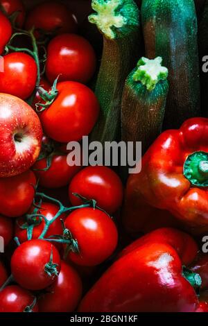 Un ensemble de fruits et légumes crus très appétissants. Ensemble de tomates, pommes, poivrons et courgettes. Fruits et légumes rouges et verts. Banque D'Images