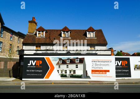 Signe un projet extérieur pour convertir l'ancien pub Bat and ball en chalets, Southborough, Kent, Angleterre Banque D'Images