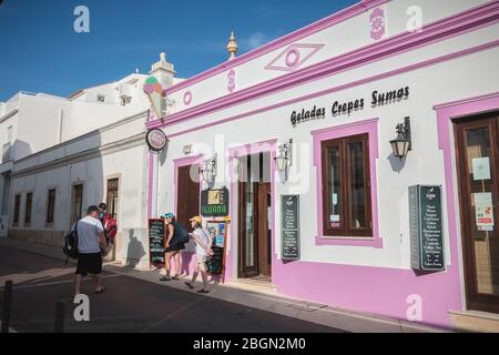 Albufeira, Portugal - 3 mai 2018 : façade d'un salon de glace typique de maison de crêpe dans une rue touristique dans le centre historique de la ville où les gens wal Banque D'Images