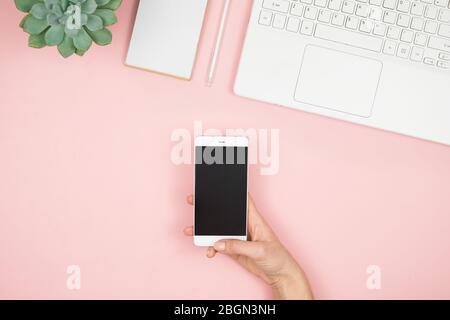 Espace de travail pour femme. Girl Blogger travaille avec téléphone et ordinateur portable. Concept Freelance. Télétravailleur textant à l'aide d'un ordinateur portable et d'Internet, travaillant en ligne Banque D'Images