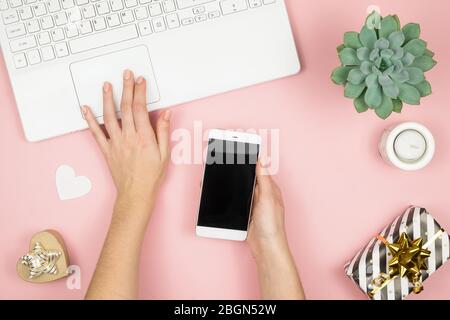 Espace de travail pour femme. Girl Blogger travaille avec téléphone et ordinateur portable. Concept Freelance. Télétravailleur textant à l'aide d'un ordinateur portable et d'Internet, travaillant en ligne Banque D'Images
