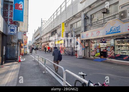 Les Japonais marchent dans la rue autour de la gare d'Ueno avec de nombreux magasins d'épicerie. Tokyo, Japon 7 février 2020 Banque D'Images