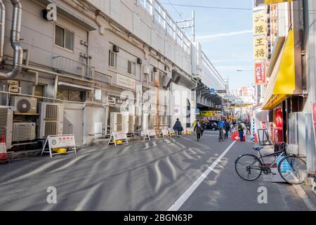 Les Japonais marchent dans la rue autour de la gare d'Ueno avec de nombreux magasins d'épicerie. Tokyo, Japon 7 février 2020 Banque D'Images