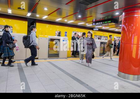 Train jaune à la gare d'Ueno avec des Japonais marchant autour de Tokyo, Japon Février 78, 2020 Banque D'Images