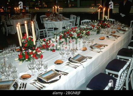 Des tables de banquet sont prévues pour un dîner au Palais Bourbon auquel participent HRH Diana, la Princesse du Pays de Galles et Charles, le Prince de Galles pendant leur Royal to Banque D'Images