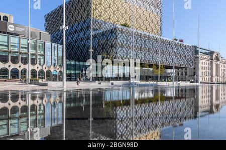 Birmingham, Angleterre, Royaume-Uni. 22 avril 2020. Tôt le matin, heure de pointe au centre-ville de Birmingham pendant la semaine 4 du verrouillage national en réponse à la pandémie de Coronavirus de Covid-19. Un travailleur solitaire passe devant la Bibliothèque de Birmingham, à Centenary Square, Birmingham, Royaume-Uni. Crédit: Simon Hadley/Alay Banque D'Images