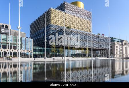 Birmingham, Angleterre, Royaume-Uni. 22 avril 2020. Tôt le matin, heure de pointe au centre-ville de Birmingham pendant la semaine 4 du verrouillage national en réponse à la pandémie de Coronavirus de Covid-19. Un travailleur solitaire passe devant la Bibliothèque de Birmingham, à Centenary Square, Birmingham, Royaume-Uni. Crédit: Simon Hadley/Alay Banque D'Images