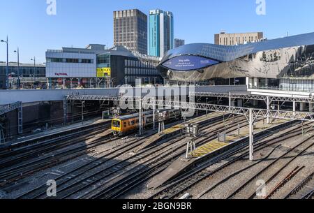 Birmingham, Angleterre, Royaume-Uni. 22 avril 2020. Tôt le matin, heure de pointe au centre-ville de Birmingham pendant la semaine 4 du verrouillage national en réponse à la pandémie de Coronavirus de Covid-19. Gare centrale de Birmingham, Angleterre, Royaume-Uni. Crédit: Simon Hadley/Alay Banque D'Images