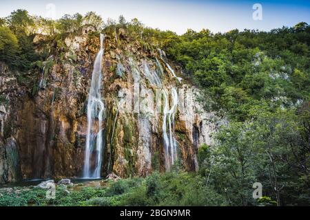 Velky Slap, la plus grande cascade du parc national des lacs de Plitvice, site classé au patrimoine mondial de l'UNESCO. Banque D'Images