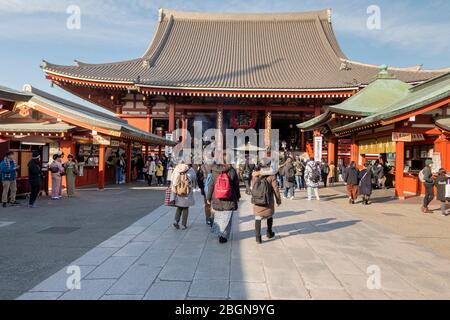 Les Japonais marchent et font du culte à Asakusa tmple, au coeur de Tokyo, qui est le plus ancien temple du Japon. Tokyo, Japon 7 202 février Banque D'Images