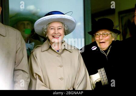 La Reine sourit comme une dame derrière montre surprise lors de sa visite dans le sud de l'Angleterre à Ardingly dans le cadre de son tournée de l'année du Jubilé d'or du pays . Juillet 2002 Banque D'Images