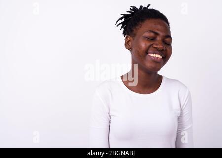 Visage de heureuse jeune belle femme africaine avec les yeux fermés Banque D'Images