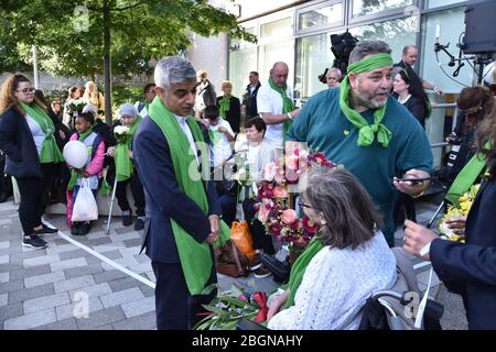 Sadiq Khan avec la foule à l'anniversaire de Grenfell Banque D'Images