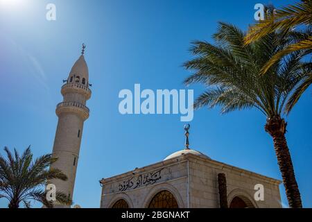 Belle mosquée blanchie à la chaux de Sharif Hussein Bin Ali à Aqaba, Jordanie. Couleurs de l'après-midi, ciel clair sans nuages jour d'hiver. Cadre horizontal Banque D'Images