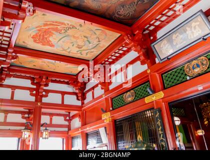 Les anciennes belles peintures de l'ange et du dragon de Bhuddisme ont été décorées aux plafonds du temple d'Asakusa. Tokyo, Japon 7 février 2020 Banque D'Images