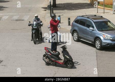 Beyrouth, Liban. 22 avril 2020. Les manifestants portant des masques de protection se présentent sur la place Martyr à Beyrouth lorsqu'ils prennent part à un convoi de voitures avec des conducteurs qui se marient avec leurs cornes, Agitant le drapeau national libanais et se penchant sur les vitres de la voiture pour protester contre la détérioration du niveau de vie, y compris la hausse des prix et du chômage exacerbés depuis que le gouvernement a imposé des mesures de verrouillage sévères pour lutter contre la propagation du coronavirus covid-19. Crédit: amer ghazzal/Alay Live News Banque D'Images