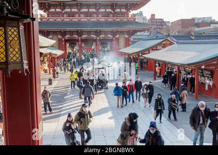 Beaucoup de Japonais marchent et certains font du culte au temple d'Asakusa qui est le plus ancien temple du Japon. Tokyo, Japon 7 février 2020 Banque D'Images