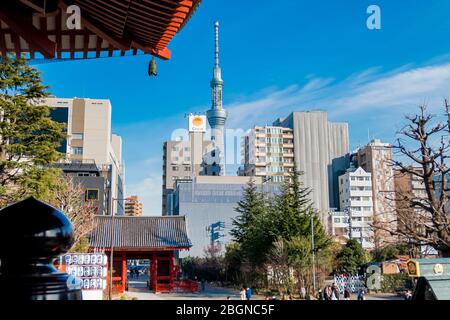 La tour du ciel de Tokyo qui peut être vue du temple d'Asakusa. Les deux sites touristiques célèbres de Tokyo, Japon 7 février 2020 Banque D'Images