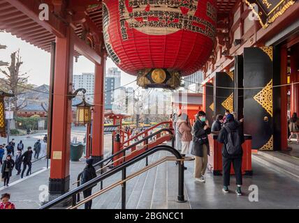 Beaucoup de Japonais marchent et certains font du culte au temple d'Asakusa qui est le plus ancien temple du Japon. Tokyo, Japon 7 février 2020 Banque D'Images