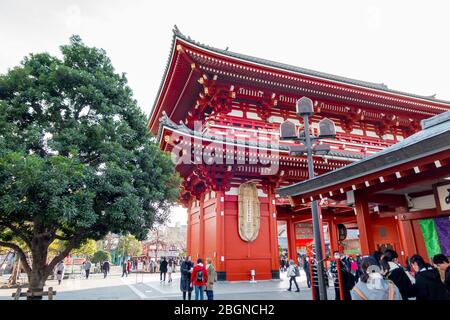 Vue à bas angle de la grande porte en bois du temple d'Akasusa qui a été construit à partir de bois et peint avec de la vieille couleur rouge. Il est bondé avec beaucoup de touristes Banque D'Images