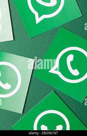 OXFORD, Royaume-Uni - 21 FÉVRIER 2017 : logo de messagerie sur les médias sociaux WhatsApp imprimé sur papier Banque D'Images