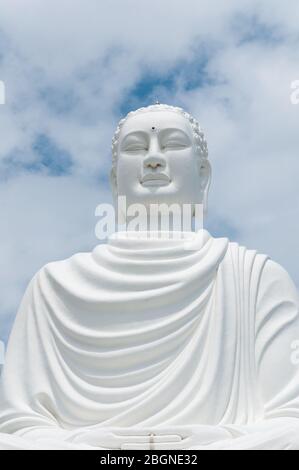 Nha Trang, Vietnam - 20 mars 2019 : statue du Grand Bouddha à la pagode de long fils, Vietnam Banque D'Images