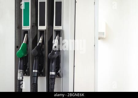 Buses de remplissage de la pompe à essence à la station-service, personne. Pompes à carburant, libre-service Banque D'Images