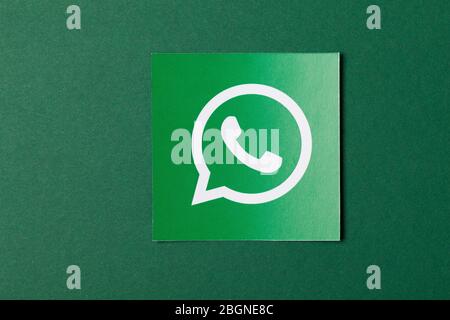 OXFORD, Royaume-Uni - 21 FÉVRIER 2017 : logo de messagerie sur les médias sociaux WhatsApp imprimé sur papier Banque D'Images