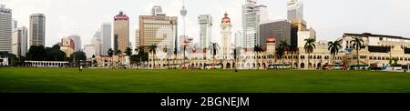 Kuala Lumpur - 18 mars 2013 : vue de la place Merdeka pour les gratte-ciel des banques et du bâtiment Sultan Abdul Samad Banque D'Images