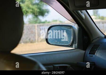 Un vus stationné à l'ombre à l'extérieur complètement vide dans une zone vide peut être utilisé comme espace réservé dans les conseils ou les problèmes liés à la voiture lorsqu'il est stationné Banque D'Images