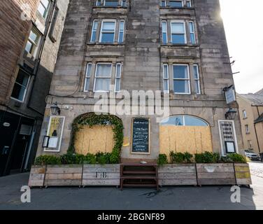 Leith, Édimbourg, Écosse, Royaume-Uni. 22 avril 2020. Covid-19 Lockdown: Le pub Finn & Bear sur la rive est monté à bord pendant la pandémie de coronavirus Banque D'Images