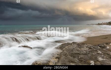 Tempête au bord de mer d'Argaka, à Chypre Banque D'Images