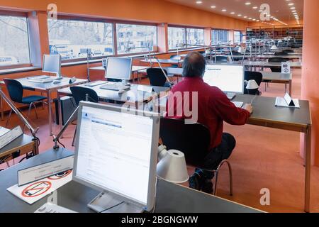 Hambourg, Allemagne. 7 mars 2020. Dans la salle de lecture des Archives publiques de Hambourg, un visiteur lit un dossier qu'il a demandé sur un écran. Crédit: Markus Scholz/dpa/Alay Live News Banque D'Images