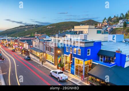 Park City, Utah, USA ville sur Main Street au crépuscule. Banque D'Images