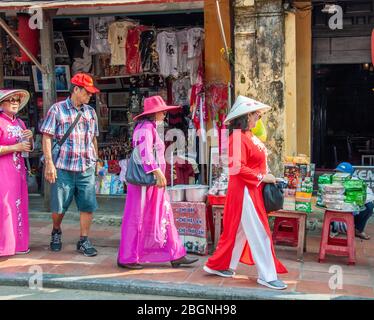 Hoi an, Vietnam - 20 mars 2019. Les femmes locales marchent au centre-ville dans un costume traditionnel pour une femme au Vietnam Banque D'Images