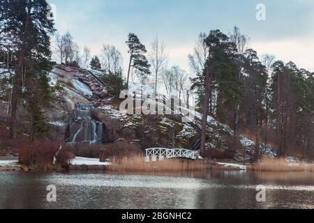 Paysage avec chute d'eau dans le parc naturel public de Kotka, Finlande Banque D'Images