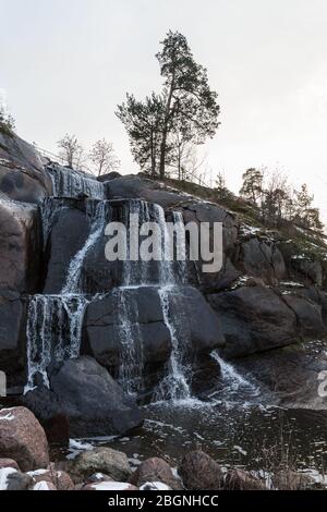 Paysage vertical avec chute d'eau dans le parc naturel public de Kotka, Finlande Banque D'Images