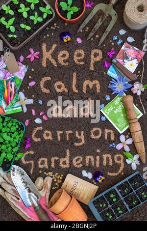 Restez calme et continuez sur le jardinage écrit en compost avec des outils, des plantes et des graines Banque D'Images