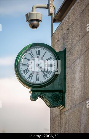 Vue sur un vieux mur d'horloge vintage, un style britannique classique et... Banque D'Images