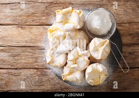 Les Soffioni alla Ricotta sont un dessert typique des Abruzzes. Simple à préparer, le remplissage de ricotta les rend très doux et savoureux. Vue de dessus horizontale Banque D'Images