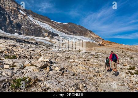 Randonneurs sur la piste Iceline en septembre, langues du glacier Emeraude sous la chaîne du président, Rocheuses canadiennes, parc national Yoho, Colombie-Britannique, Canada Banque D'Images