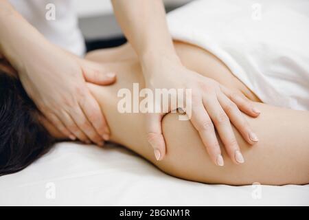 Massage professionnel du cou pour femme de sport dans le salon de beauté spa Banque D'Images