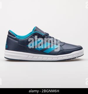 VIENNE, AUTRICHE - 6 AOÛT 2017 : Sneaker bleue Adidas AltaSport sur fond blanc. Banque D'Images