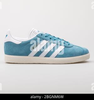 VIENNE, AUTRICHE - 6 AOÛT 2017 : Sneaker bleue Adidas Gazelle sur fond blanc. Banque D'Images