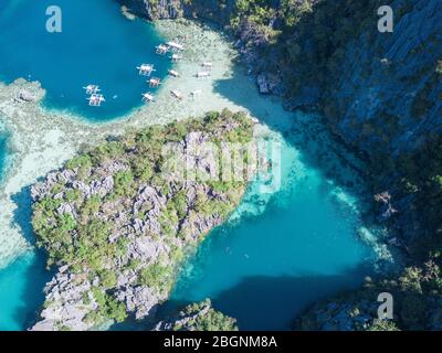 Vue imprenable sur le magnifique lagon de l'île de Coron, l'eau claire turquoise et les vues à couper le souffle. Banque D'Images