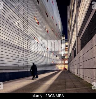 Homme marchant devant New Fetter place, Holborn, Londres Banque D'Images