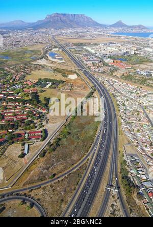 Vue aérienne de la N1 et de Century City avec Table Mountain en arrière-plan Banque D'Images