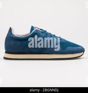 VIENNE, AUTRICHE - 16 AOÛT 2017 : Sneaker bleue Adidas Haven sur fond blanc. Banque D'Images